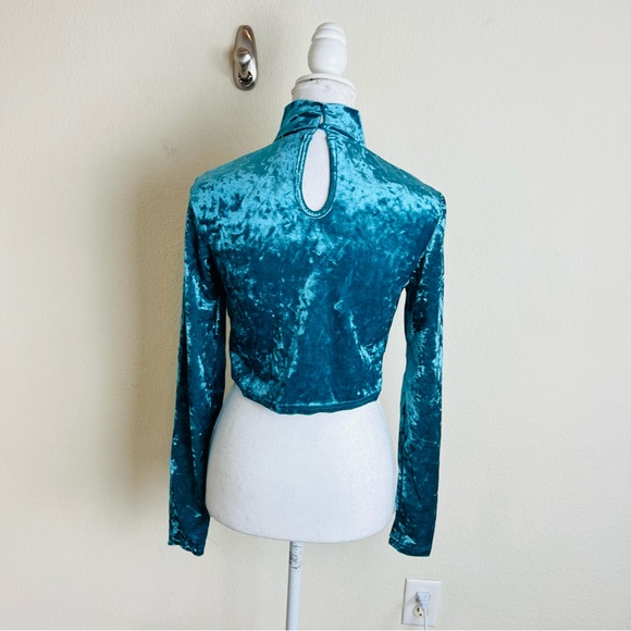 Blue Crushed Velvet Twist Front Cut Out Long Sleeve Crop Top - Picture 3 of 3